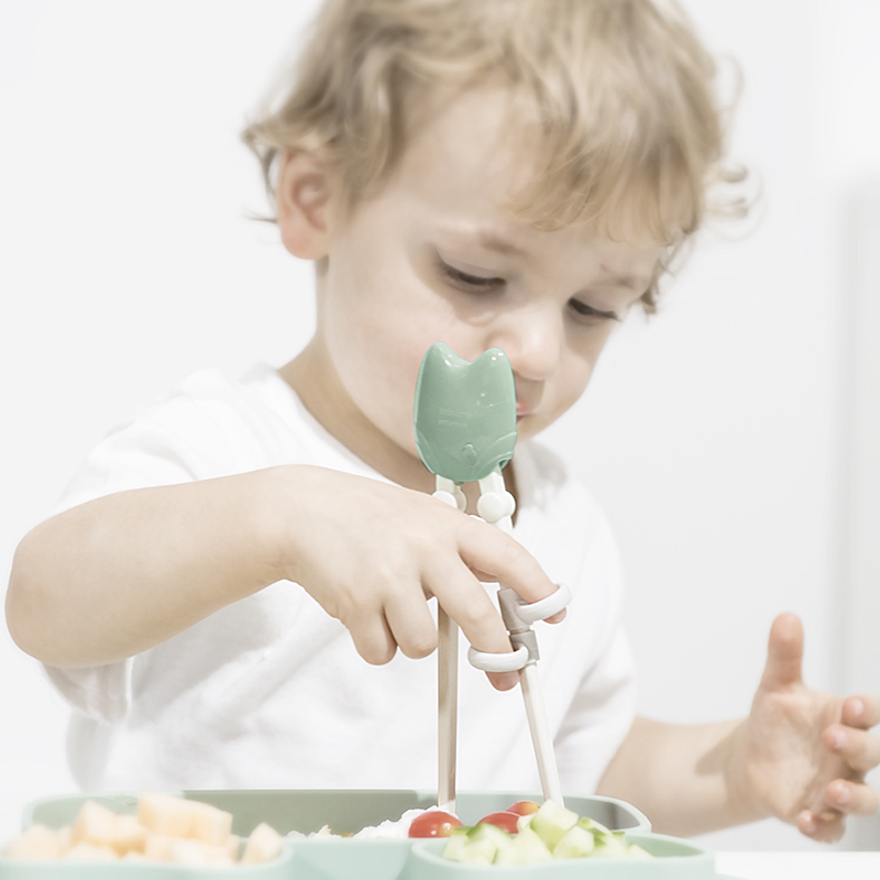 Baby isst super glücklich