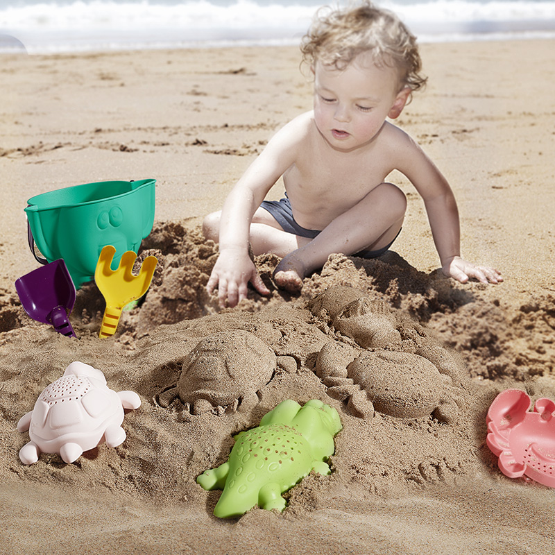 베이비의 모래 놀이 재능을 석방한다